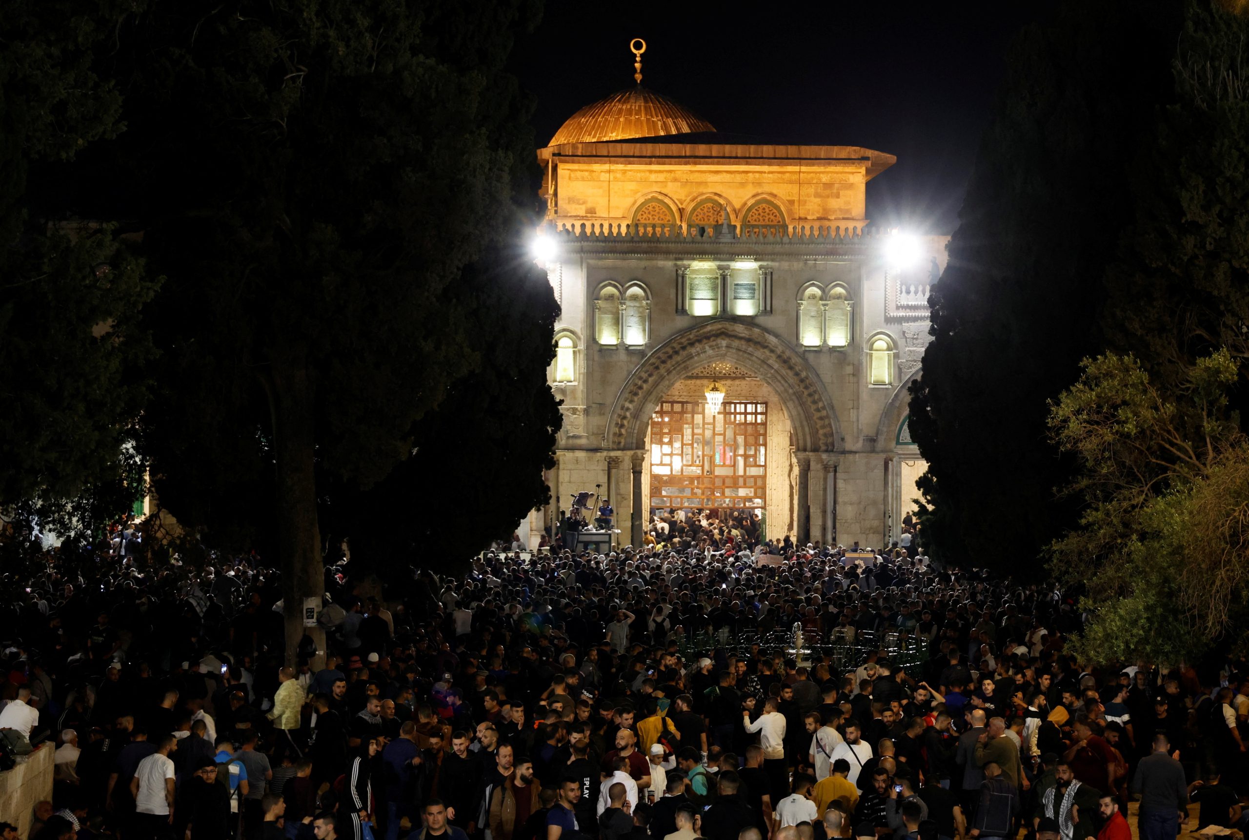 المصلون الفلسطينيون حضروا بأعداد غفيرة في الاعتكاف بالمسجد الأقصى - رويترز