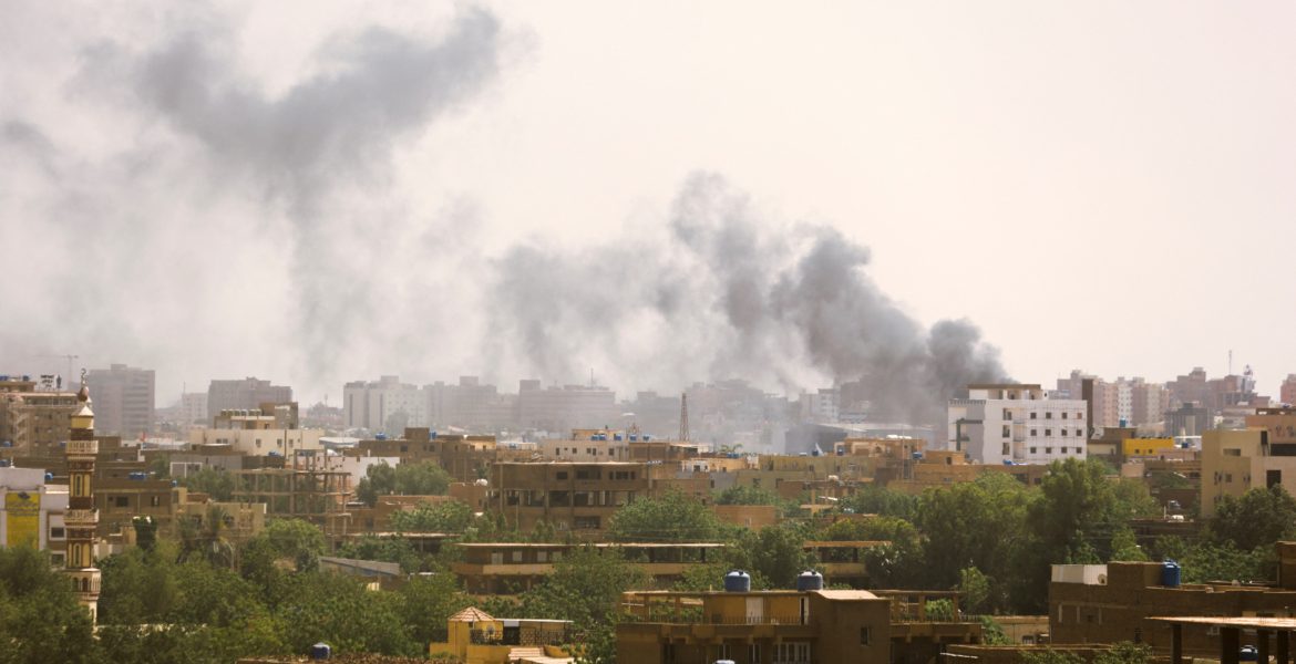 قوات الدعم السريع والجيش السوداني يشتبكات بمناطق مدنية - رويترز