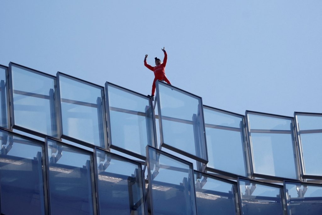 الرجل العنكبوت الفرنسي ألان روبير/ رويترز