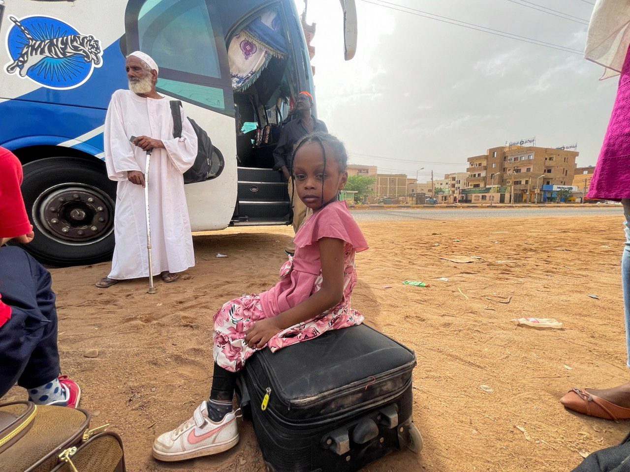 مدنيون يفرون من الاشتباكات الدائرة في السودان / رويترز