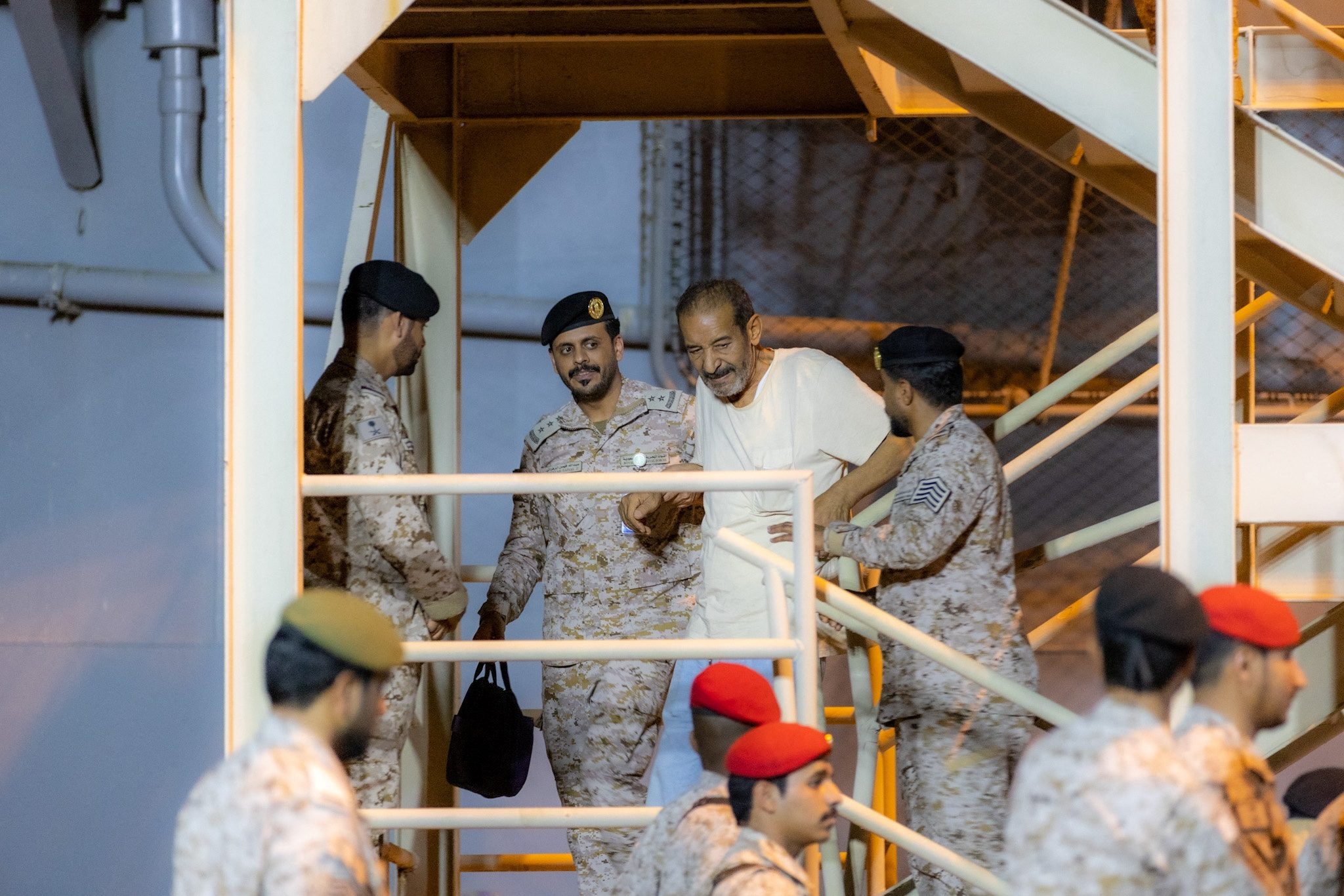 استقبال السعودية أجانب فارين من السودان/ رويترز