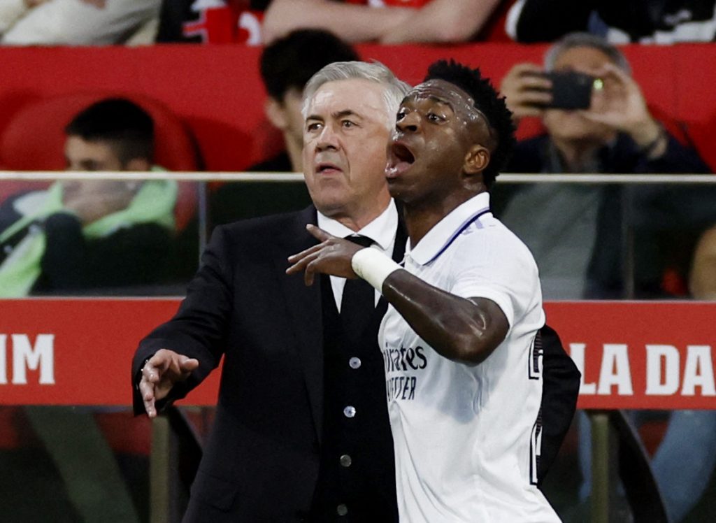 أنشيلوتي ينتقد سلوك فينسيوس مع الحكام (رويترز)