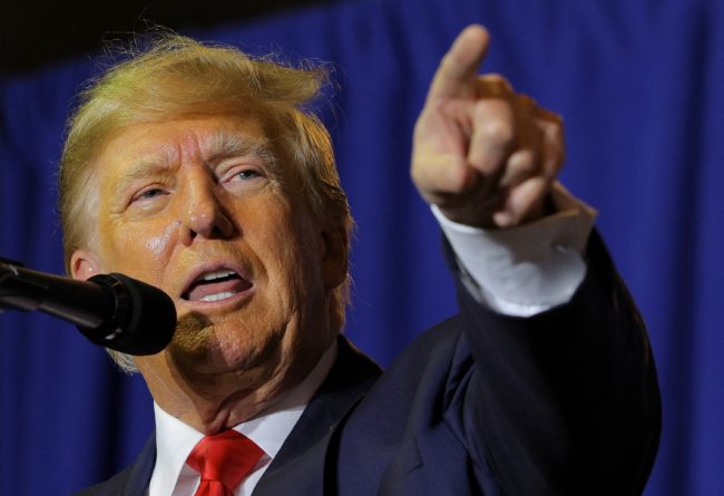 ترامب يكشف موقفه من الترشح لرئاسة أمريكا بعد توجيه 37 تهمة جنائية له.. اتهم وزارة العدل بـ”الفساد”