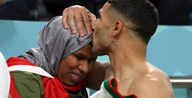 “لا أعرف شيئاً عن الأمر”.. أول تعليق من والدة أشرف حكيمي عن تسجيل ثروته باسمها