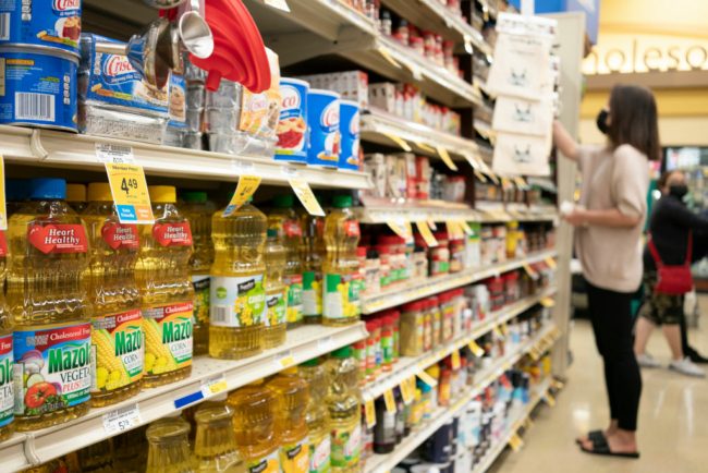 أسعار المواد الغذائية تنخفض في الأسواق العالمية، لكن ليس على طاولات المطابخ.. فما الأسباب؟