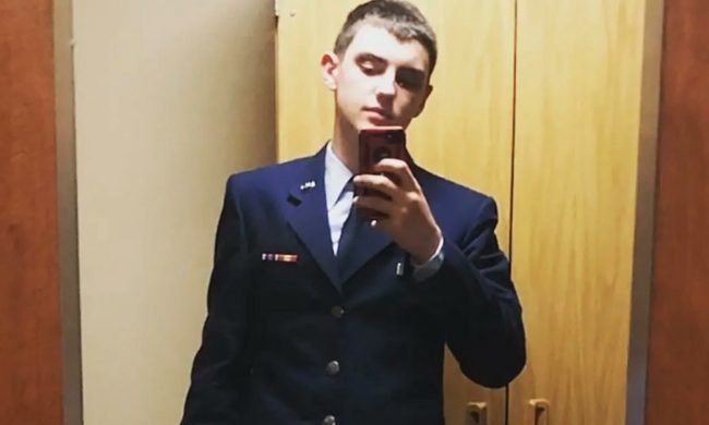 ميداليات روسية وأسلحة متعددة بغرفة مسرب وثائق البنتاغون! تلغراف: الجندي الأمريكي أراد قتل الملايين