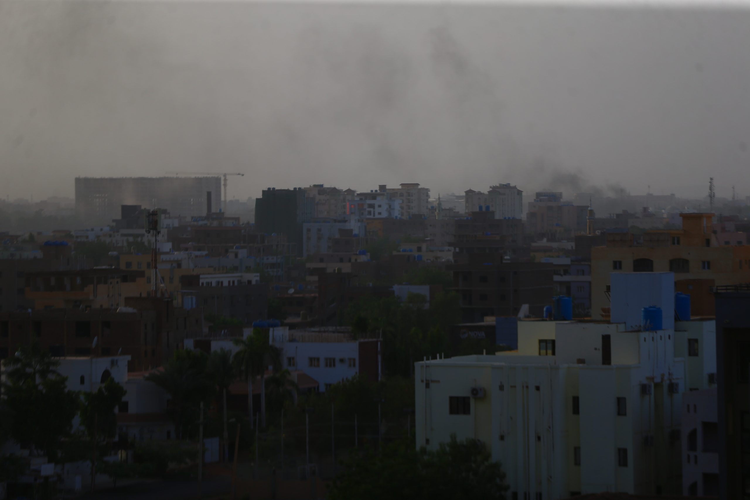 الخرطوم تغرق بالظلام مع انقطاع الكهرباء.. يوم ثانٍ من الاشتباكات في العاصمة السودانية بين الجيش و”الدعم السريع”