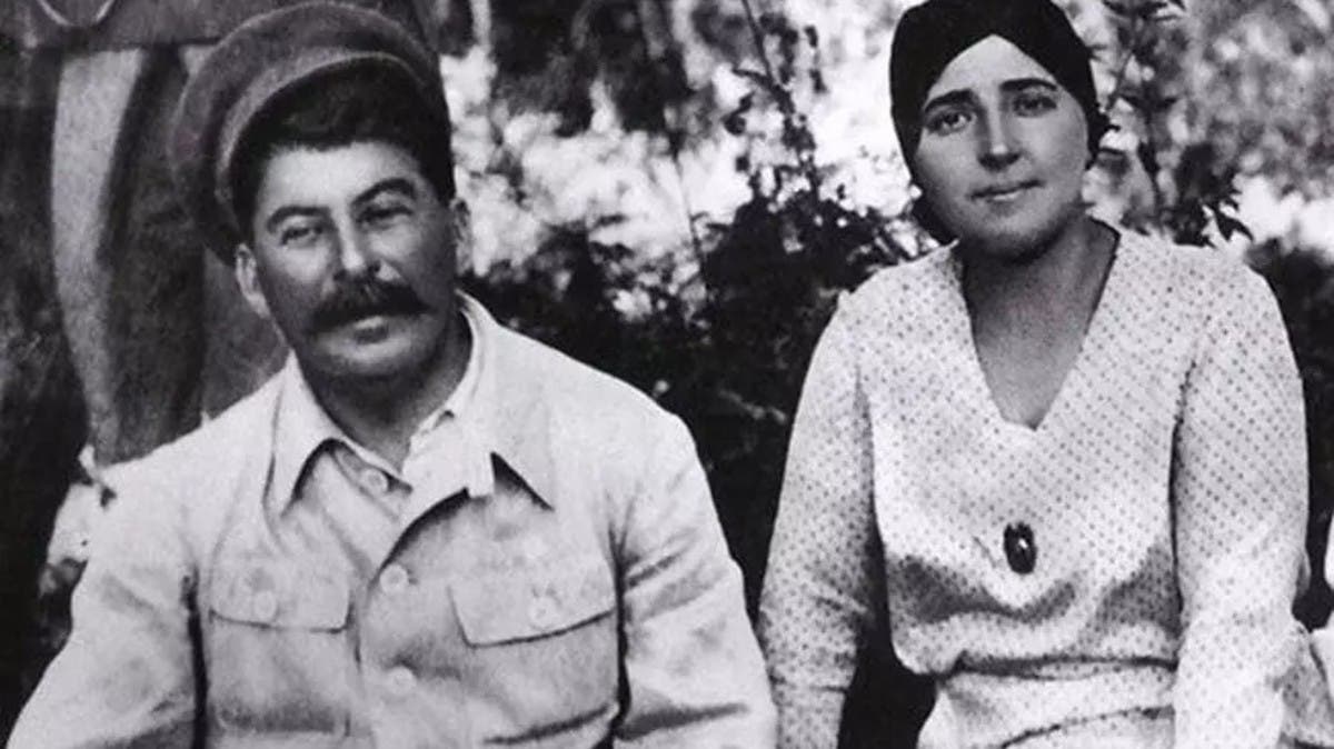 أمعن في إهانتها حتى دفعها للانتحار.. ما لا تعرفه عن زوجة جوزيف ستالين التي تصغره بـ23 عاماً