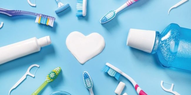 قبل ظهور الفرشاة ومعجون الأسنان.. كيف كان ينظّف الإنسان أسنانه ويعتني بها؟