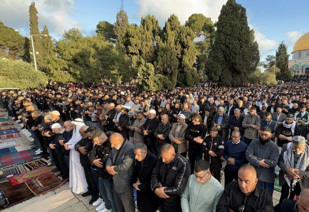 ملايين المسلمين حول العالم يؤدون صلاة عيد الفطر في المساجد والساحات وسط أجواء روحانية