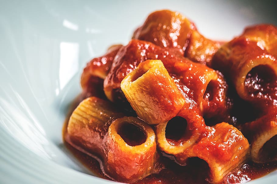 يحبها الصغار والكبار على مائدة الطعام.. مقادير وصفة المبكبكة الليبية بالطريقة التقليدية