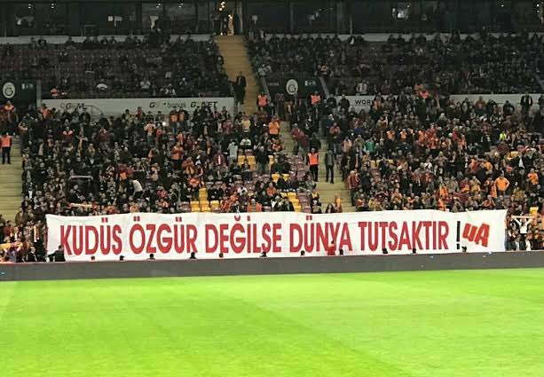 جماهير تركية تتضامن مع القدس خلال مباراة كرة قدم