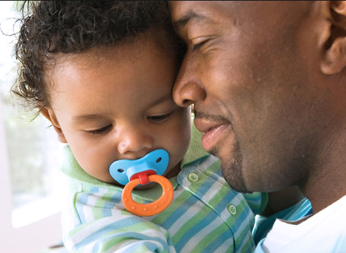 تؤثر على الرضاعة الطبيعية.. أضرار استخدام “لهاية الأطفال” وكيفية فطمهم عنها