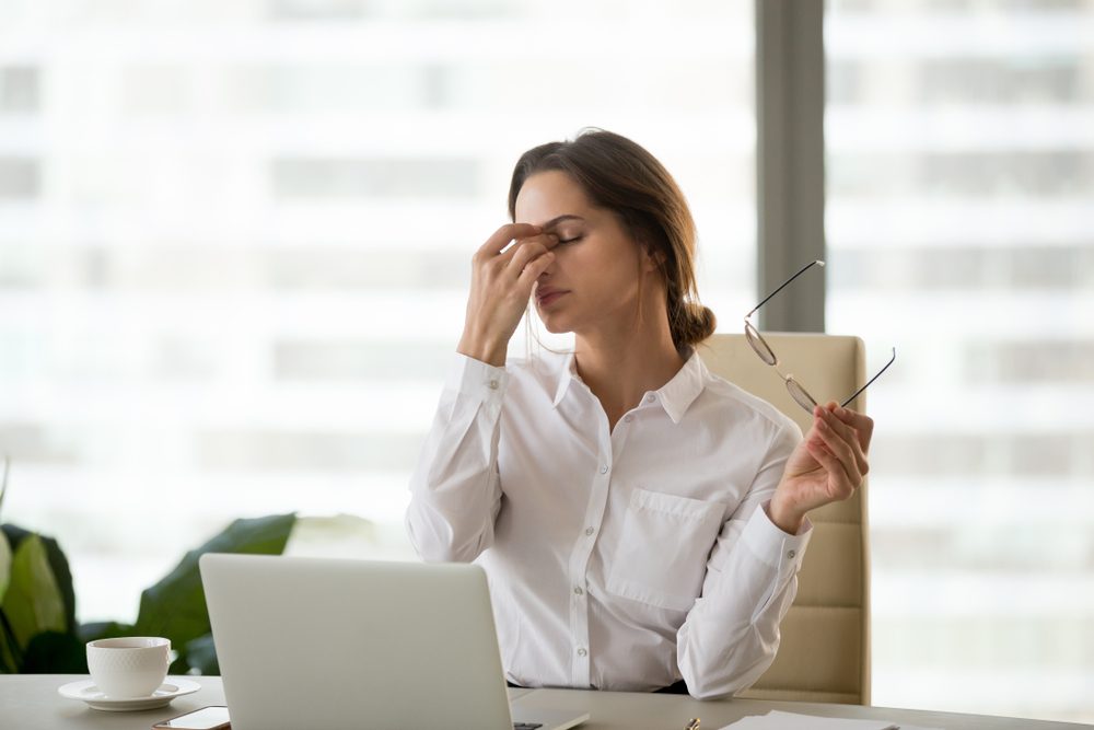 الإجهاد العام والتوتر يمكن أن يؤثرا على دقة الرؤية وتركيز البصر - Shutterstock