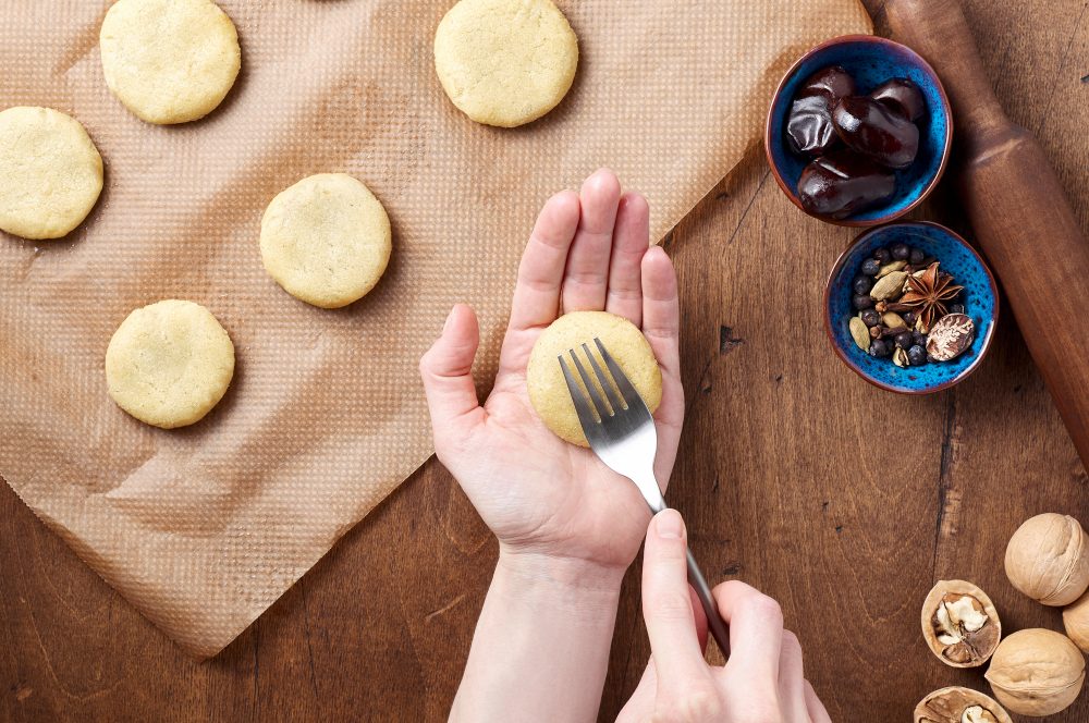 يمكن تشكيل كحك العيد بالقوالب الجاهزة أو بالشوكة - Shutterstock