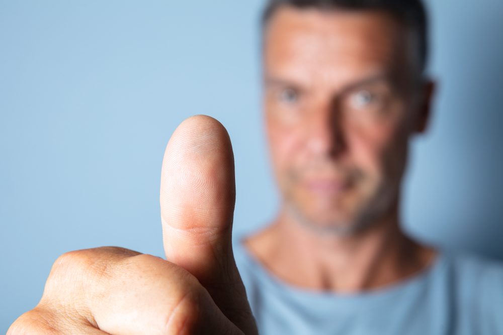 تمرين الإبهام يعزز التركيز ويساهم في الاسترخاء - ShutterStock