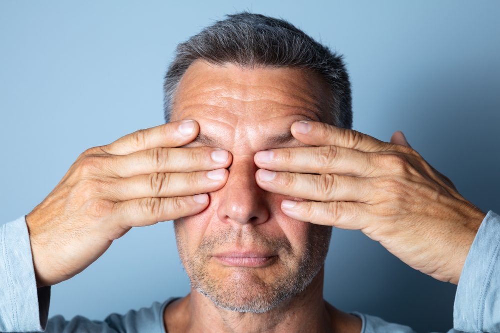 تمرين راحة اليد يعزز حصول العين على الراحة والترطيب اللازم - ShutterStock