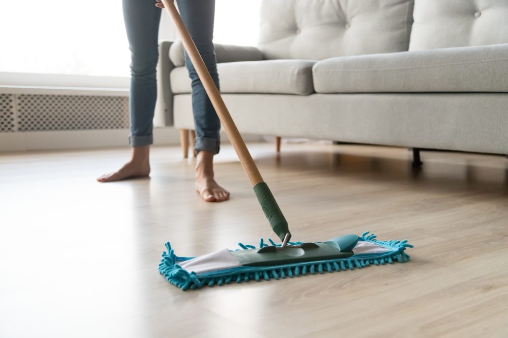 مسح الأرض بالمنظفات يزيل الأوساخ والغبار المتراكم - Shutterstock