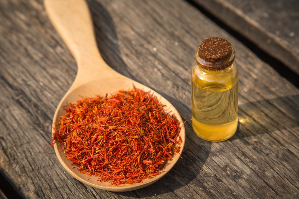 زيت نبات عصفر| shutterstock