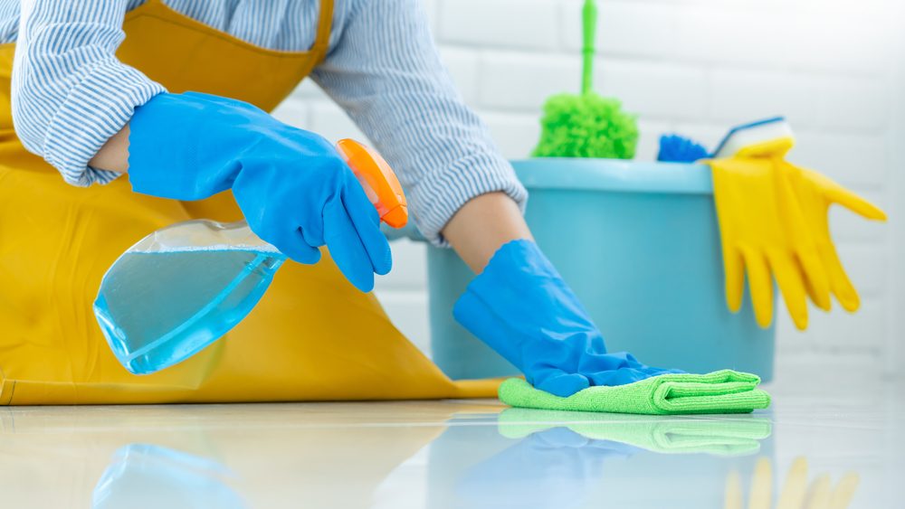 تنظيف الأرضيات يجب أن يتم أسبوعياً في الأماكن المستخدمة - ShutterStock