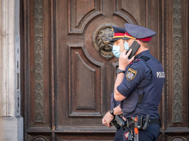 النمسا تحاكم مسؤولين سابقين متورطين في حماية جنرال سوري متهم بجرائم حرب.. ساعدوه على اللجوء بطلب من الموساد