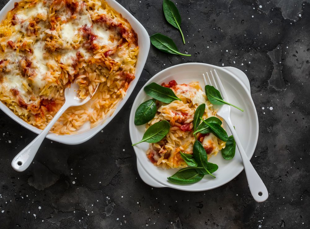 سريعة التحضير وتتكون من عناصر بسيطة وغير مكلفة.. وصفة طاجن لسان العصفور بالطماطم والموزاريلا