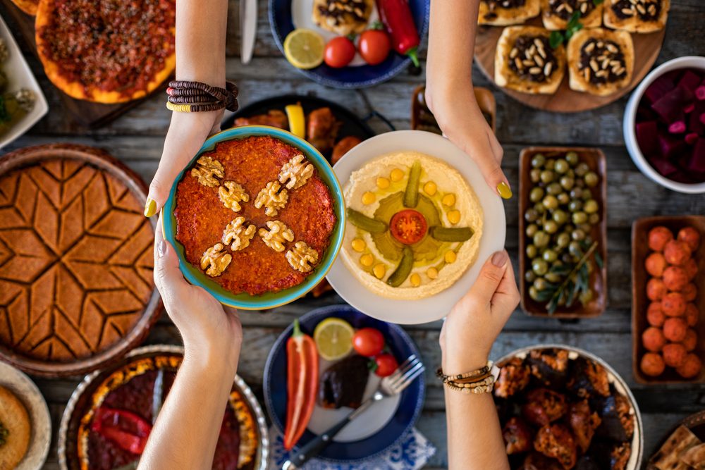 تشتهر العديد من الثقافات بالإفراط في تناول وتقديم الأطعمة في رمضان - ShutterStock