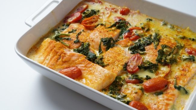 وجبة صحية يمكن تحضيرها في وقت قياسي.. وصفة السلمون بالكريمة والسبانخ