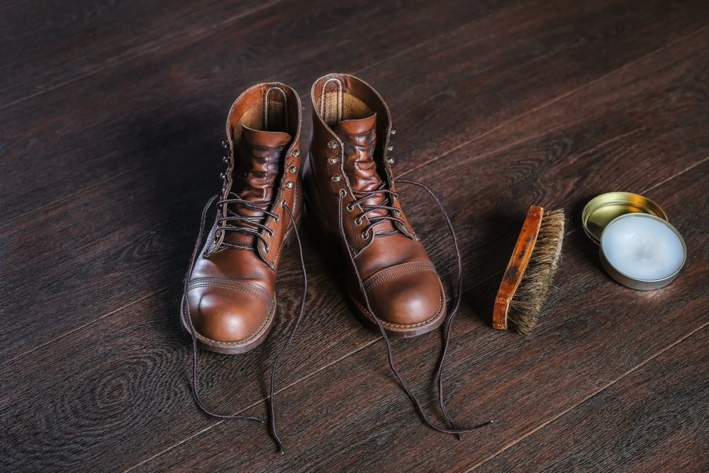 يدخل زيت المنك في مستحضرات حماية المنتجات الجلدية كالأحذية - ShutterStock