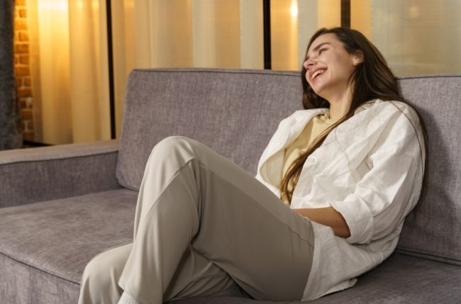 مرض الزهايمر من بين أسبابه.. أعراض الضحك الهستيري وطرق علاجه