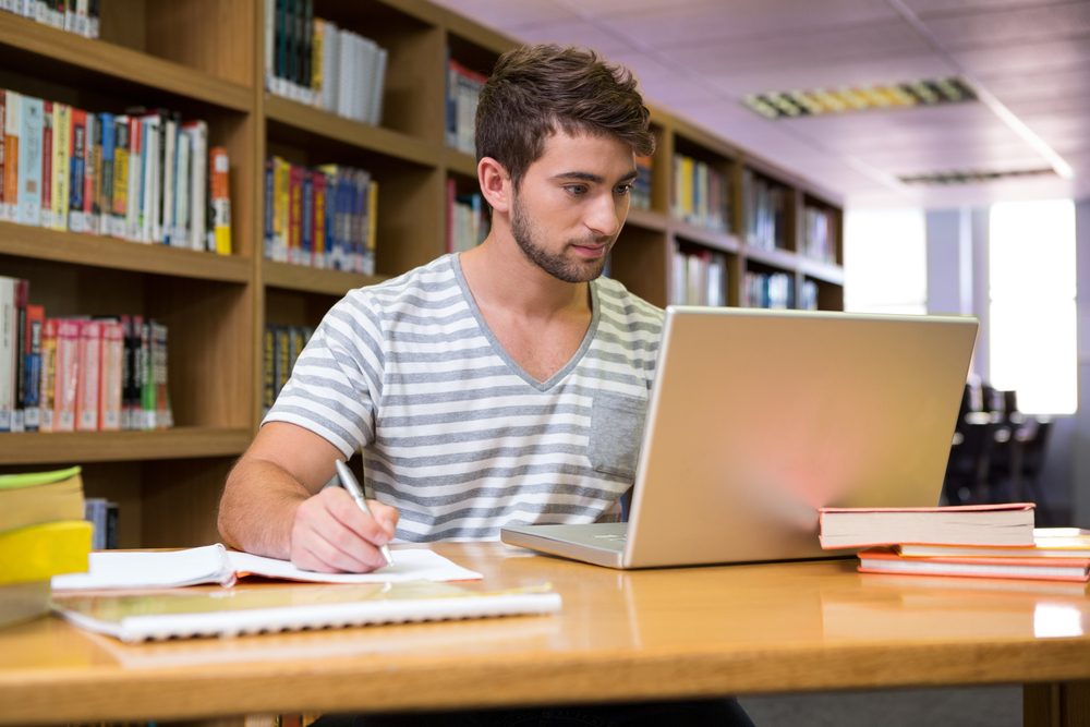 تدوين الملاحظات خلال الدروس| shutterstock
