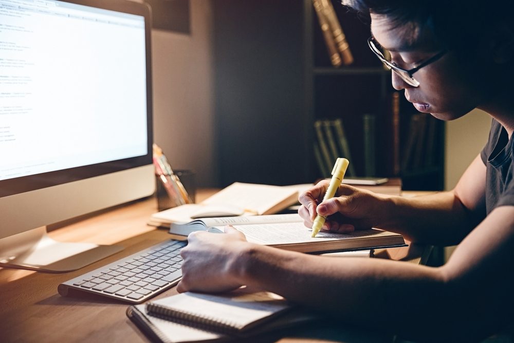 تحديد وقت معين للمذاكرة| shutterstock