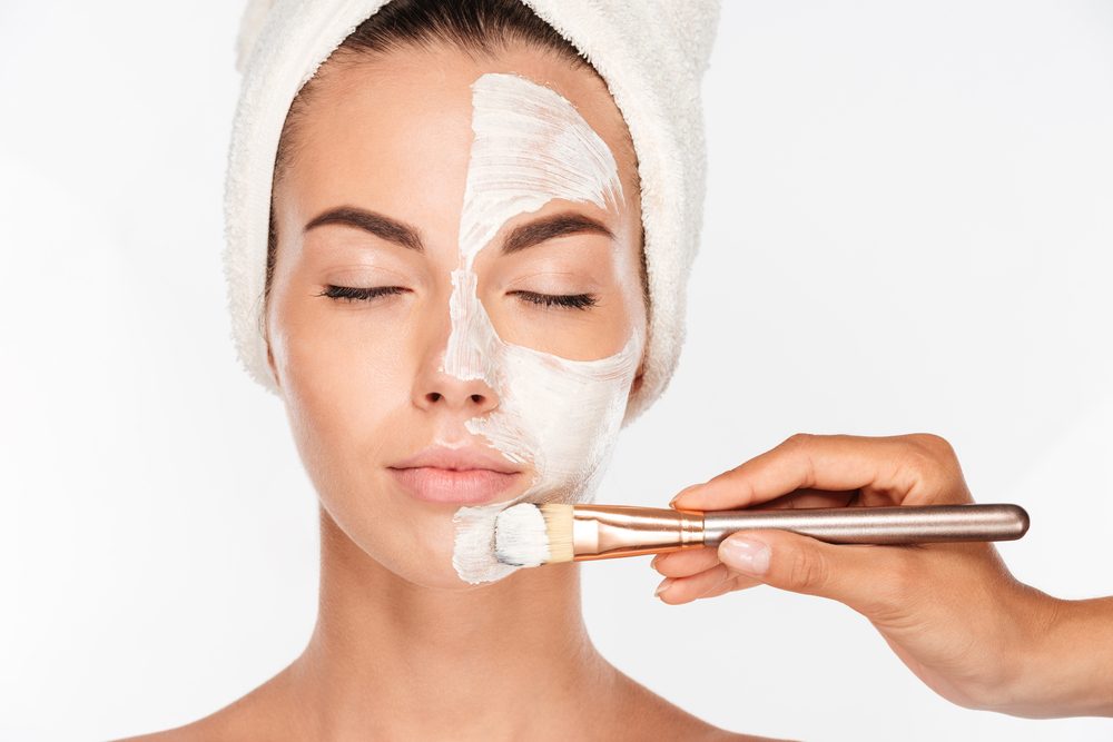 يجب وضع الماسك بعد غسل الوجه جيداً - Shutterstock