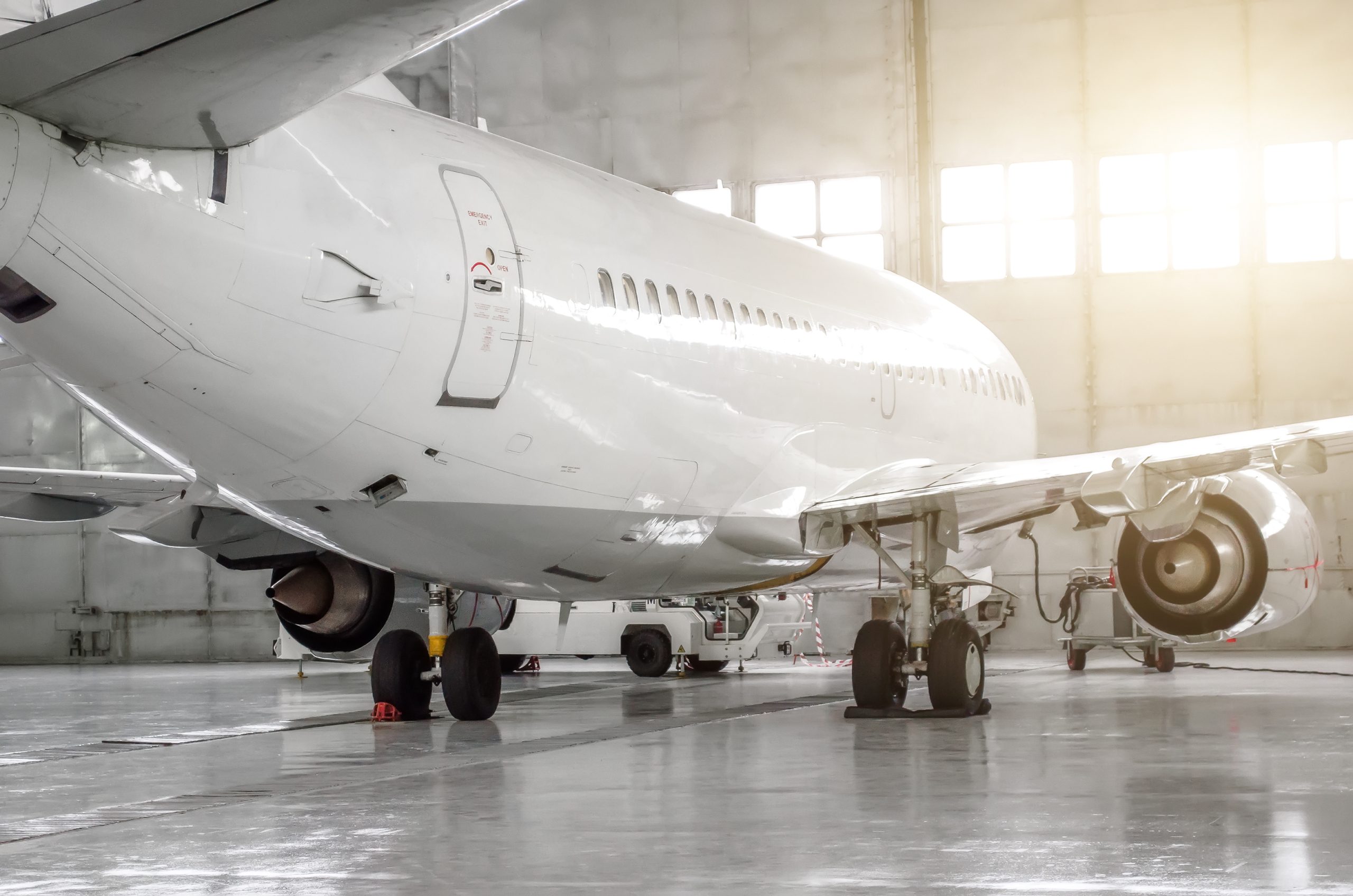 معظم الطائرات تطلى باللون الأبيض