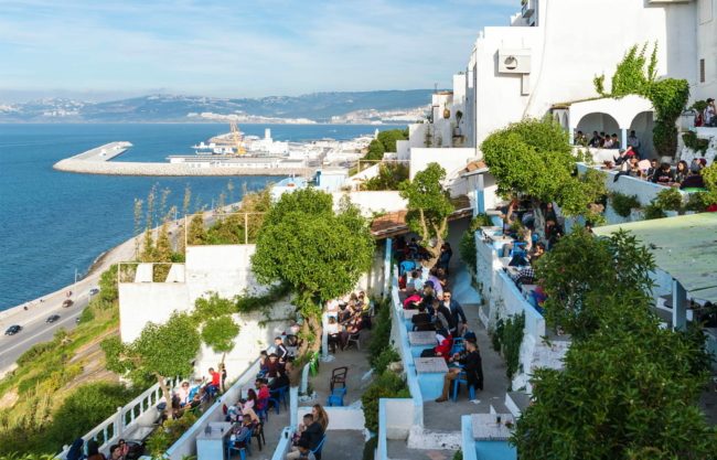 لا مدينة مغربية تضاهي ثقافة المقاهي الشهيرة في طنجة.. فما السرّ في “عروس الشمال”؟