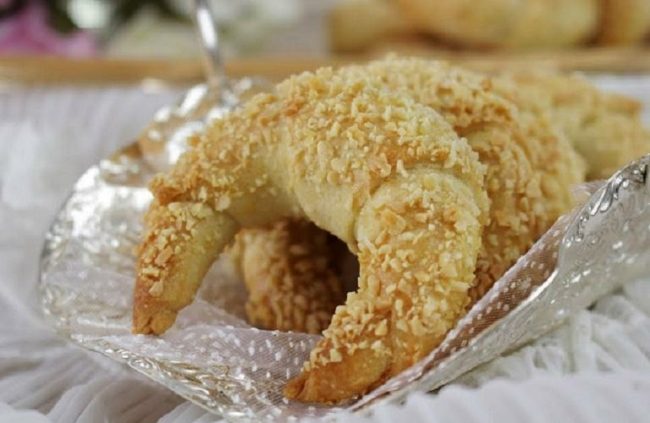 اختُرعت خصيصاً للاحتفال بعيد الفطر.. قصة حلوى “تشاراك” الجزائرية وطريقة تحضيرها