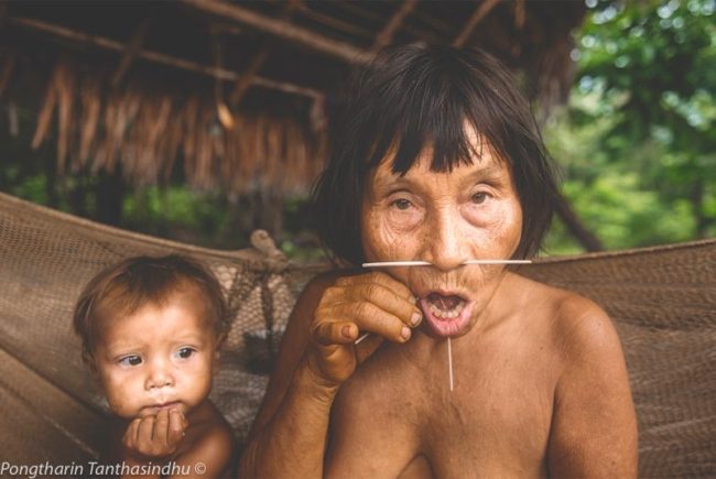 يحرقون جثث موتاهم ثم يأكلونها بحساء الموز! “قبيلة اليانومامي” إحدى أغرب القبائل البدائية في العالم