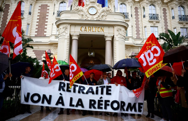 حشود غاضبة على عتبة مهرجان كان، وما فعلته الشرطة بهم يثير تساؤلات حول انزلاق فرنسا نحو الاستبداد