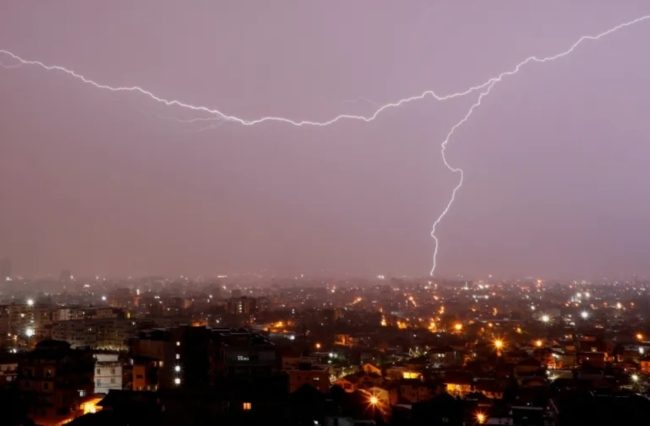 “خطوة قد تغير وجه العالم”.. علماء يتوصلون لطريقة لتوليد الكهرباء من رطوبة الهواء