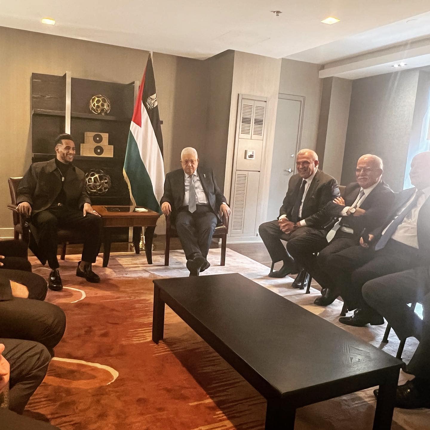 الفنان المصري محمد رمضان يلتقي الرئيس الفلسطيني محمود عباس في نيويورك.. اجتمعا على هامش فعاليات إحياء ذكرى النكبة (صور)