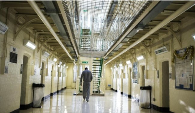 بريطانيا تلجأ للسجناء لسد نقص العمالة.. ستمنح المزيد منهم أذوناً مؤقتة لإدخالهم في القوى العاملة