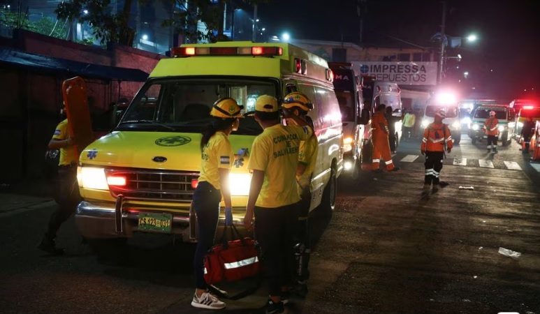 مباراة كرة قدم تتحول إلى فاجعة بالسلفادور.. تدافع يتسبب بسقوط قتلى وأكثر من 100 مصاب (فيديو)