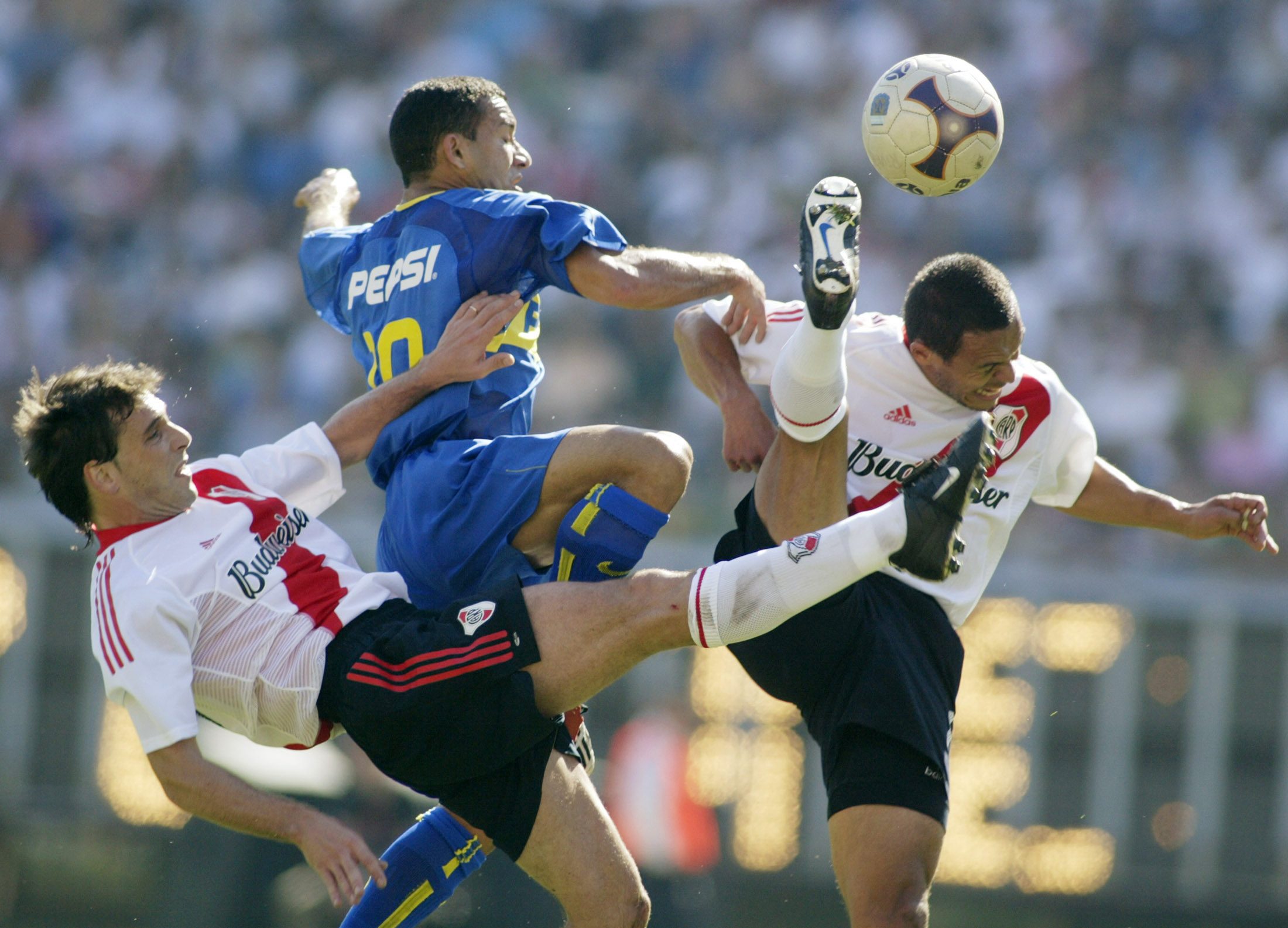 إشارة مرور هي السبب.. قصة اختراع البطاقات الصفراء والحمراء