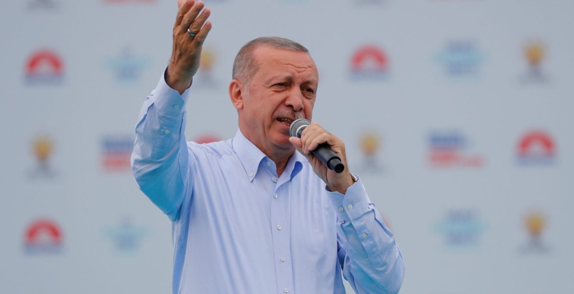 الاتحادات والأندية التركية تهنئ أردوغان (رويترز)