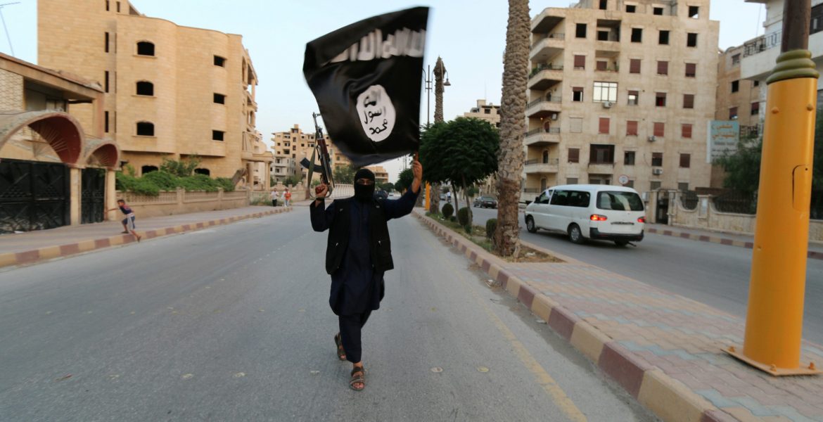 صورة أرشيفية لانتشار عناصر داعش في شوارع سوريا/ رويترز