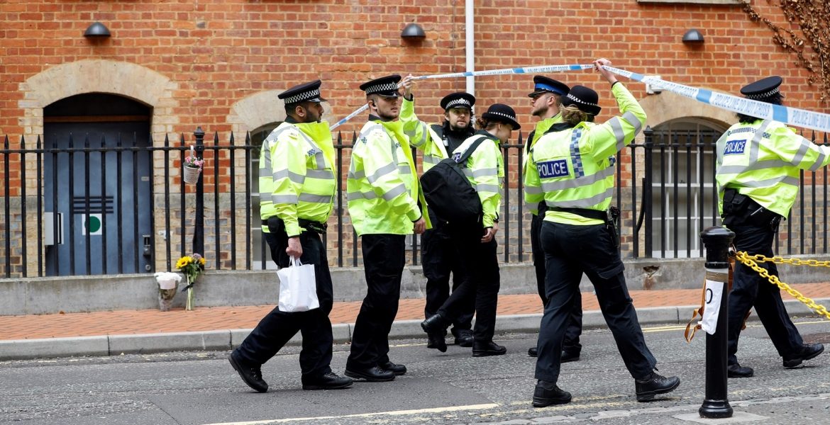 لص أصلع يلجأ إلى صالون حلاقة خلال هربه من الشرطة! قُبض عليه وهو يقف في طابور الزبائن