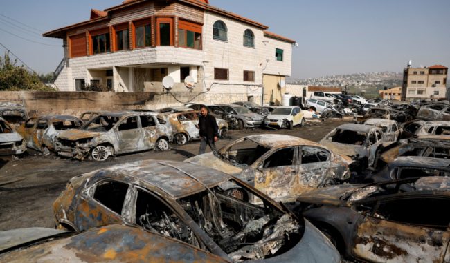 عشرات المستوطنين يقتحمون بلدة حوارة وسط إطلاق الرصاص الحي.. اعتدوا على منازل فلسطينيين وأحرقوا ممتلكاتهم