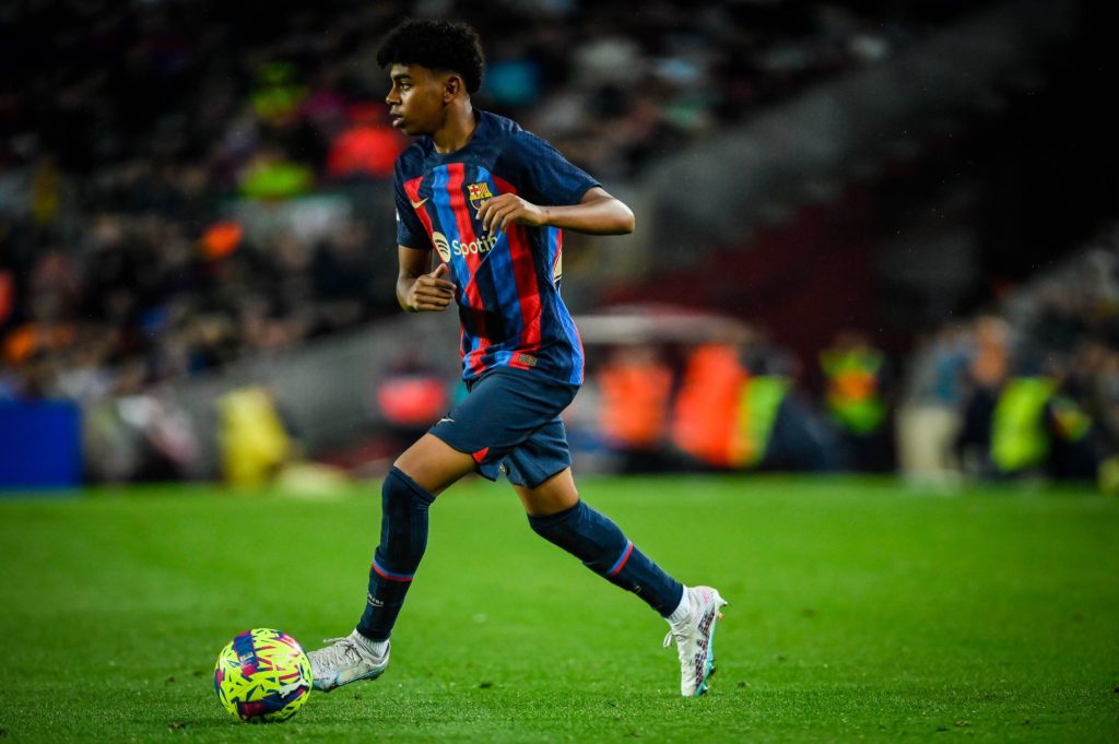 سبب غضب والدة الأمين جمال جوهرة برشلونة (رويترز)