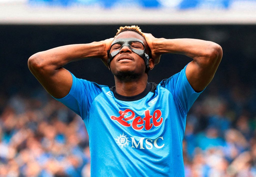 عندما حُبس أوسيمين في الفندق 3 أيام لمنع انتقاله إلى ليفربول (رويترز)