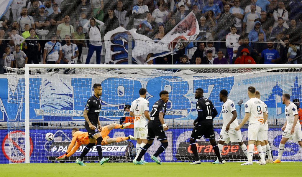 معاناة اللاعبين المسلمين في الدوري الفرنسي (رويترز)